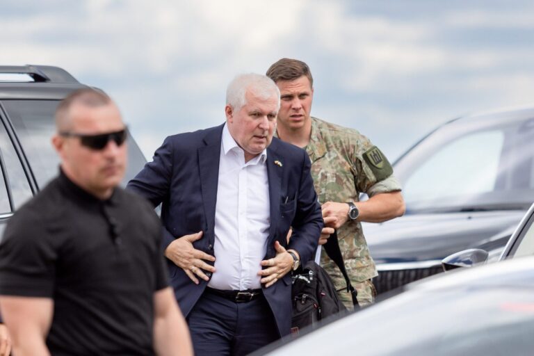 Prokurorams pradėjus tyrimą dalis opozicijos politikų ragina A. Anušauską trauktis: ministras peržengė klaidų limitą