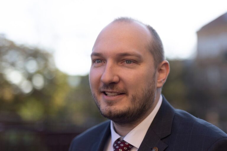 Mokinių lankomumas sugriežtinus tvarką pagerėjo maždaug penktadaliu, sako G. Jakštas