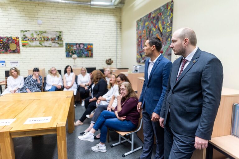 Seimas atmetė siūlymus kitąmet didinti algas mokytojams 