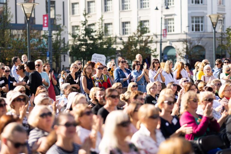 Per tūkstantis mokytojų mitinguoja prie Vyriausybės, po to spręs dėl streiko pertraukos 