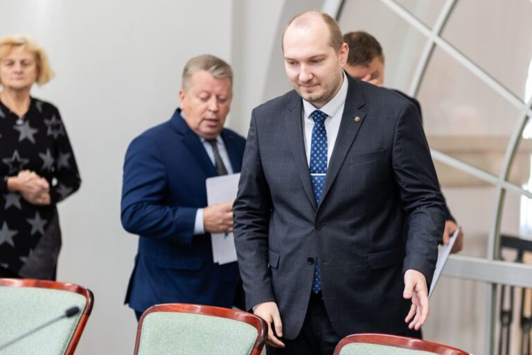 Kilus skandalui dėl matematikos patikrinimo, ministras kviečia komisiją
