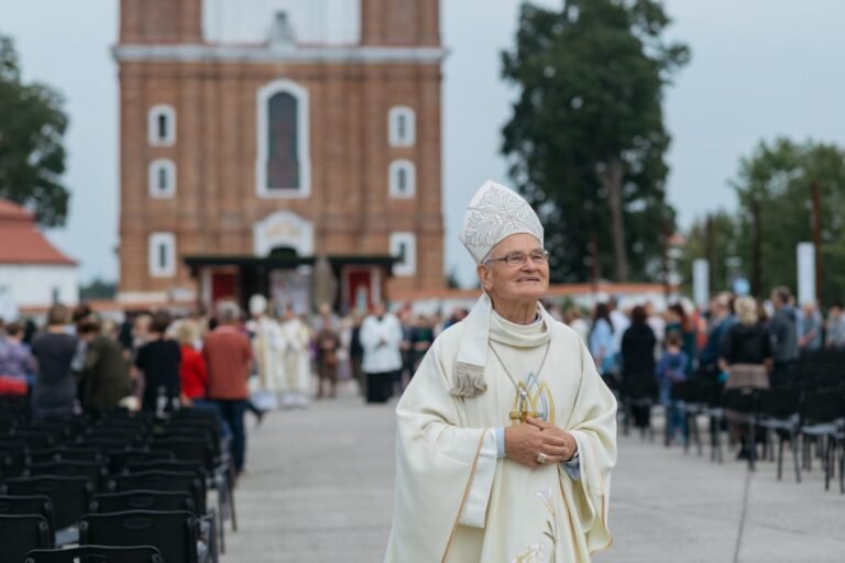 Panevėžio vyskupas emeritas Jonas Kauneckas: valdantieji tarsi tyčia erzina Lietuvos žmones