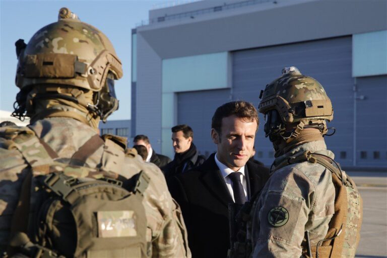 E. Macronas ragina Ukrainos sąjungininkus nebūti bailiais