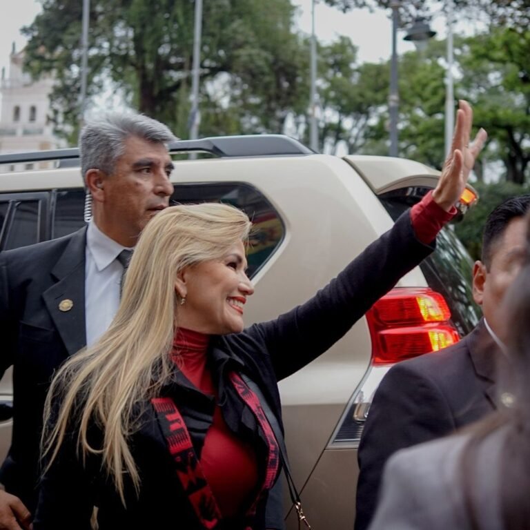 Pareigūnas: Bolivijos eksprezidentė yra „stabilios“ būklės po bandymo nusižudyti kalėjime