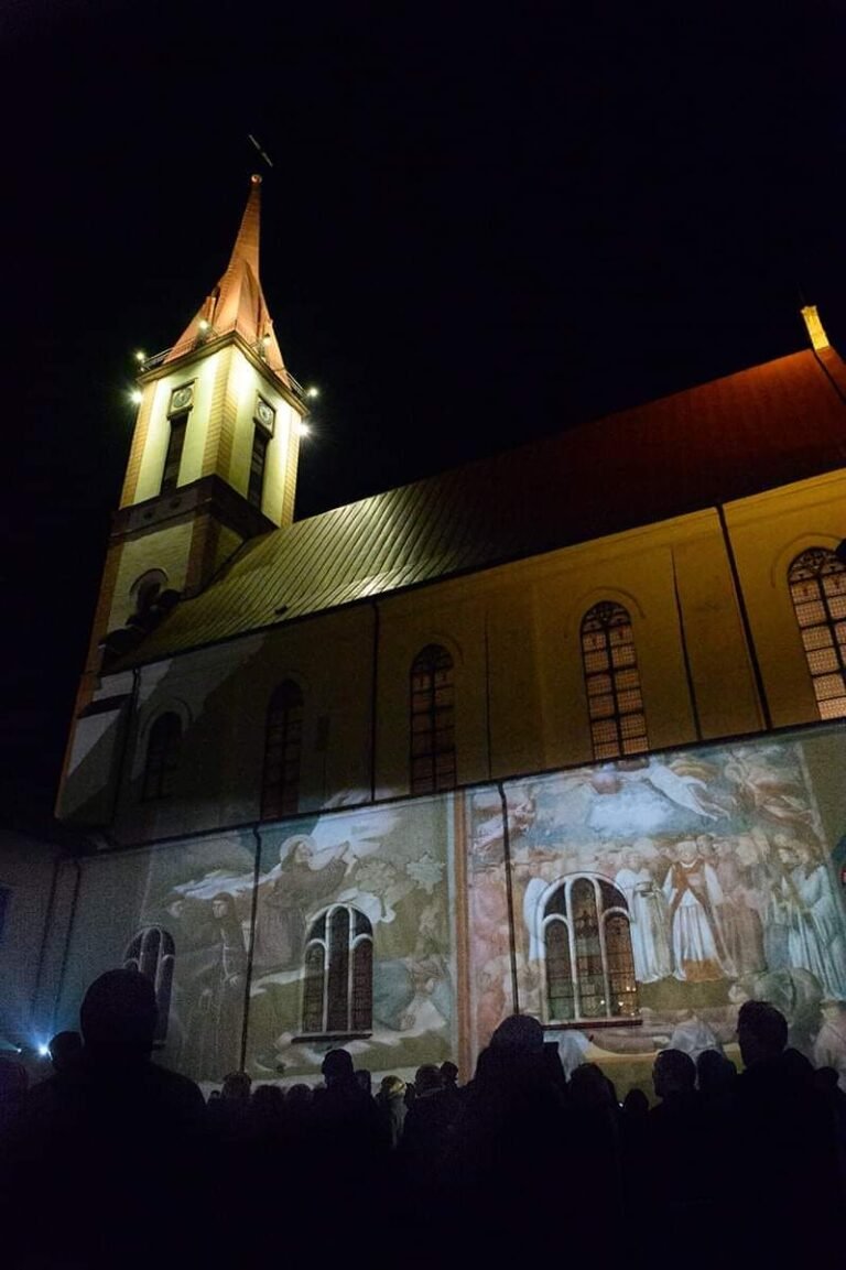 Prie Kretingos bažnyčios siautėjo satanistai