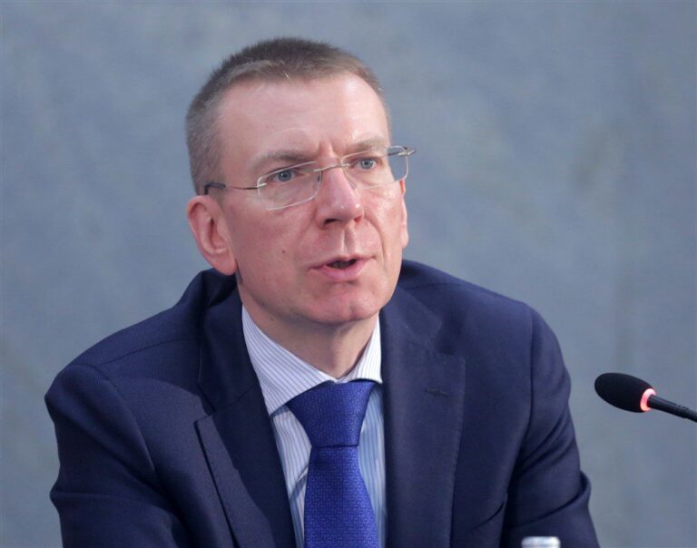 Latvijos prezidentas dviem mėnesiams sustabdė partnerystės įstatymo paskelbimą