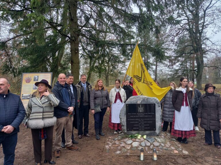 Mitėniškėse įvyko Montvilų atminimo akmens atidengimas ir pašventinimas