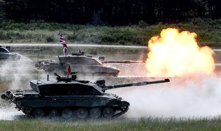 JK įžvelgia „moralinę būtinybę“ dėl tankų Ukrainai, JAV užsimena apie didesnę pagalbą