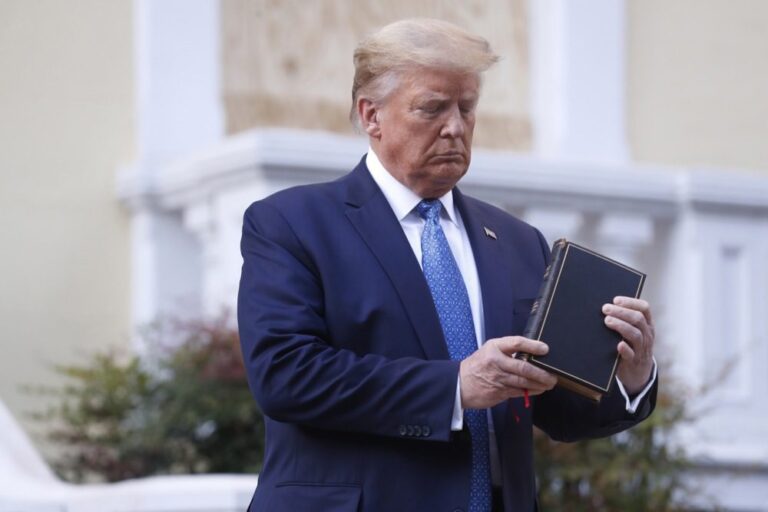 JAV išleista vadinamoji „Trumpo Biblija”