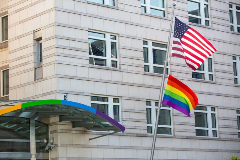 Siekiama uždrausti „Pride“ vėliavoms plevėsuoti virš JAV ambasadų