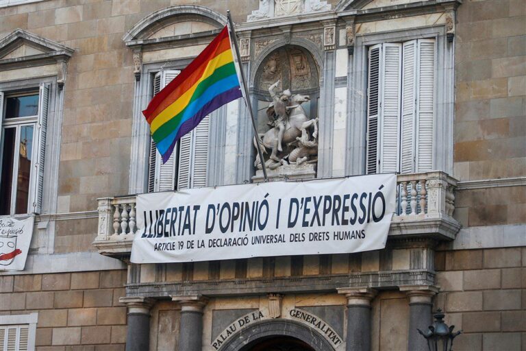 Dešiniųjų koalicija uždraudė LGBT vėliavų kabinimą ant viešųjų pastatų Ispanijoje