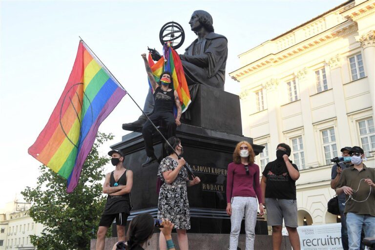 Pasikeitus vadovybei, Lenkijos valstybinė televizija atsiprašė gėjų už „homofobinę propagandą”