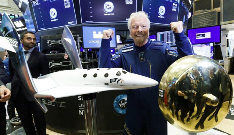 „Virgin Galactic“ birželį pradės komercinius skrydžius į kosmosą