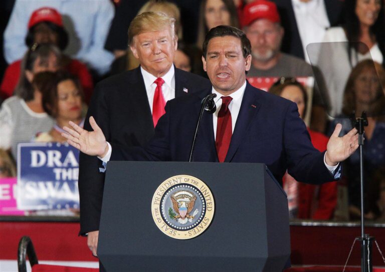 D. Trumpas ir R. DeSantis rungiasi dėl respublikonų nominacijos prezidento rinkimuose