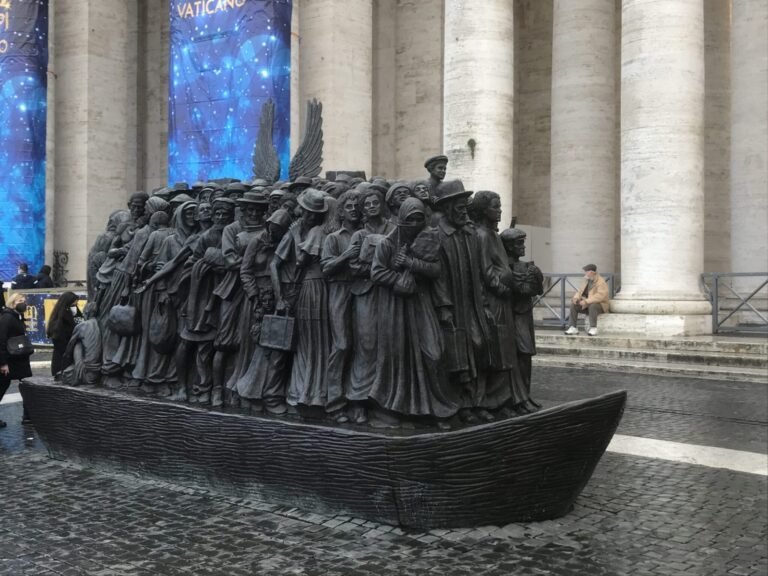 Vatikanas prie skulptūros pridėjo QR kodą – informuos žmones apie migraciją