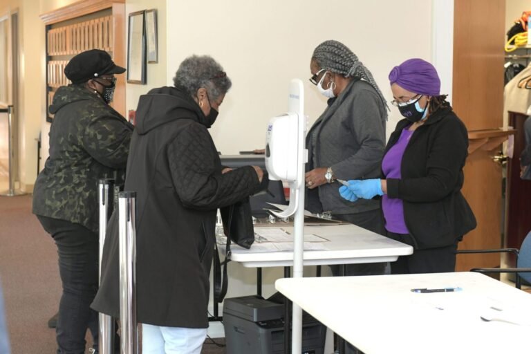 Vakcinacija toliau skaldo įvairių konfesijų tikinčiuosius