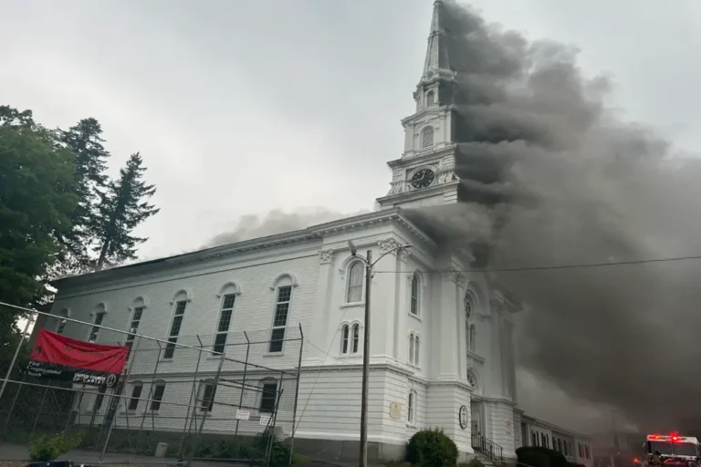 Žaibas sunaikino istorinę bažnyčią JAV