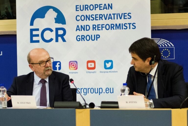 Lenkų europarlamentaras: nėra tokio dalyko kaip ES teisės viršenybė prieš šalies Konstituciją