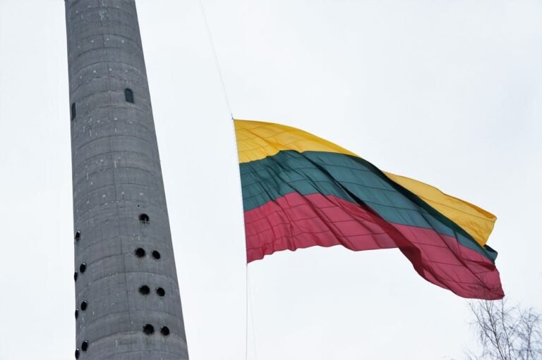 Lietuva švenčia Valstybės (Lietuvos Karaliaus Mindaugo karūnavimo) ir Tautiškos giesmės dieną