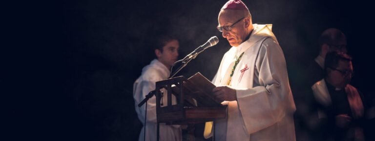 Vatikanas sustabdė šventimus Prancūzijoje, papiktinti tikintieji kreipiasi į popiežių