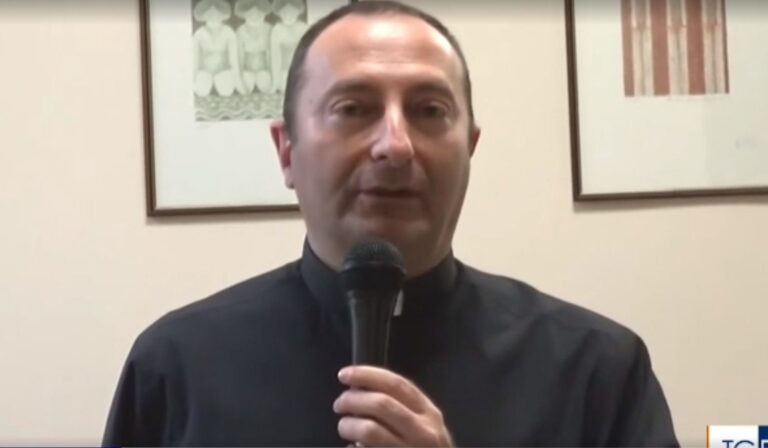 Italijoje vyskupas ekskomunikavo kunigą popiežių pavadinusi „uzurpatoriumi”