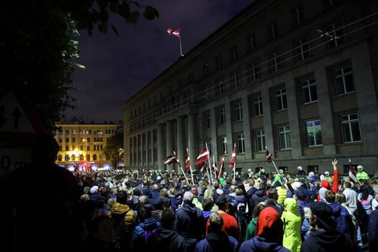 Latvijoje keli tūkstančiai žmonių protestavo prieš pandeminius apribojimus