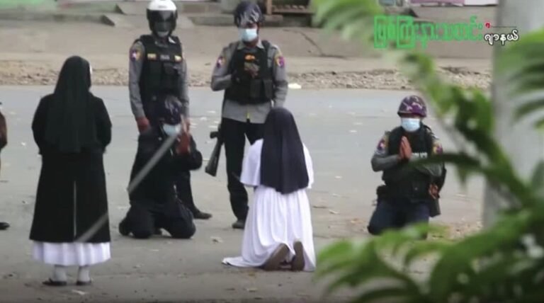 Klūpėdama vienuolė maldavo policijos nešaudyti į protestuotojus Mianmare