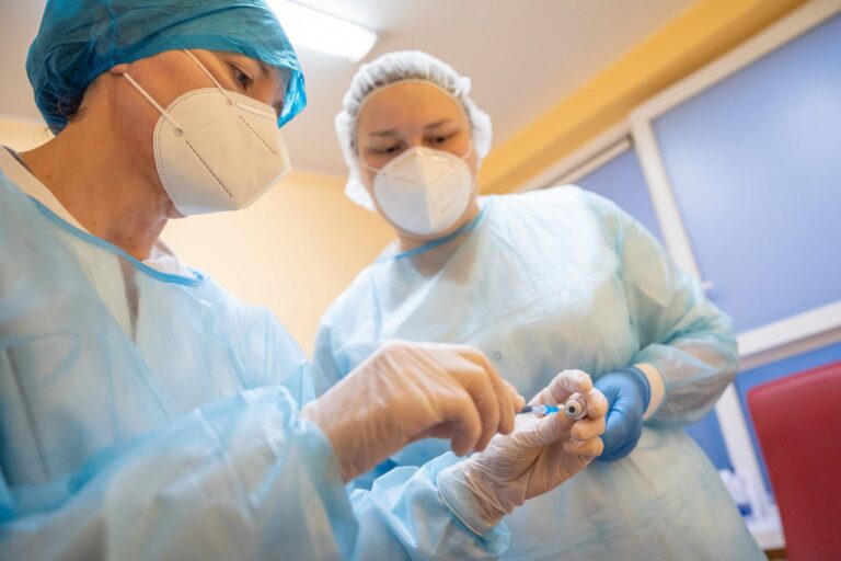 Siūloma, kad valstybės lėšomis rezidentūrą baigę medikai turėtų atidirbti Lietuvoje