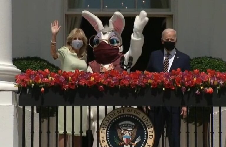 JAV prezidentas Joe Bidenas teigia, kad popiežius Pranciškus skiepijimą pavadino „moraline pareiga“