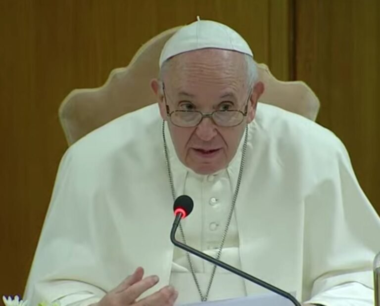 Prancūzijos premjeras susitiko su popiežiumi, nerimstant skandalui dėl lytinio išnaudojimo