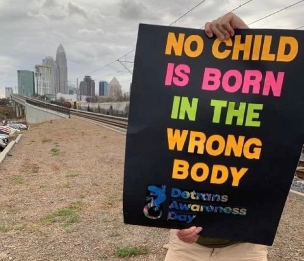 Užrašas „Joks vaikas negimė netinkamame kūne" / Unsplash nuotr.