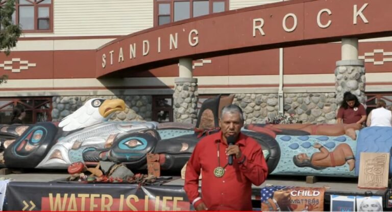 Jungtinėse Valstijose indėnai protesto akcijai pasitelkė milžinišką totemą