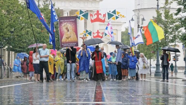 Br. Paulius Vaineikis OFM kviečia maldai už Lietuvą prie Konstitucinio Teismo
