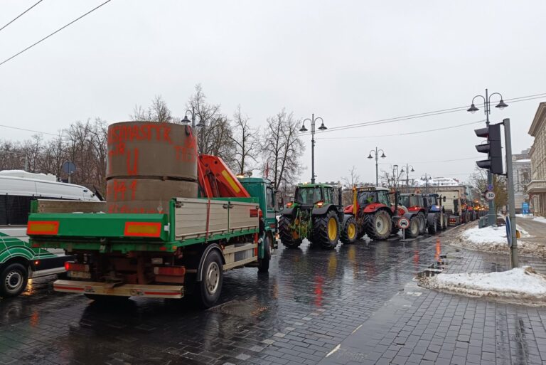 Vilniaus Gedimino prospekte renkasi žemdirbių traktoriai