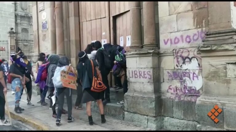 Radikalios feministės užpuolė ir išniekino  bažnyčią Meksikoje