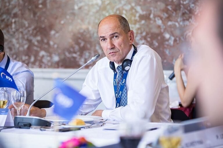 Slovėnijos centro dešinės vyriausybė atlaikė balsavimą dėl nepasitikėjimo