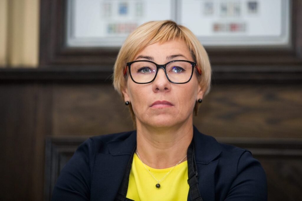 Jurgita Šiugždinienė žiūri