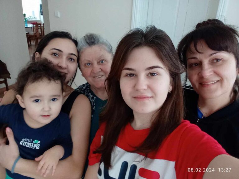 Po vienu stogu – 4 karo pabėgėlių kartos: kaip promočiutė Nadia tapo Carito savanore