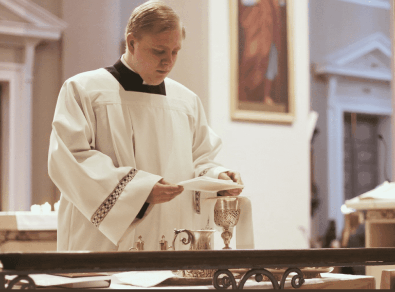 Šeštadienį kunigystės šventimus priėmęs kunigas tikintiesiems tarnaus ir gestų kalba