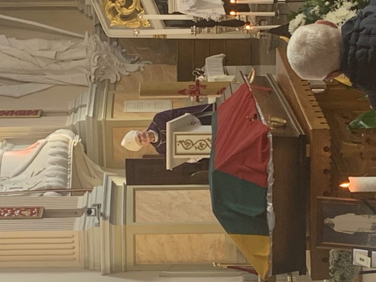Vyskupas Jonas Kauneckas. Monikute!