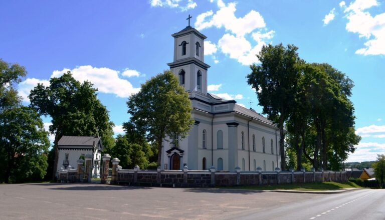 Nemenčinėje, šalia bažnyčios tvoros, rasti užkasti žmonių kaulai
