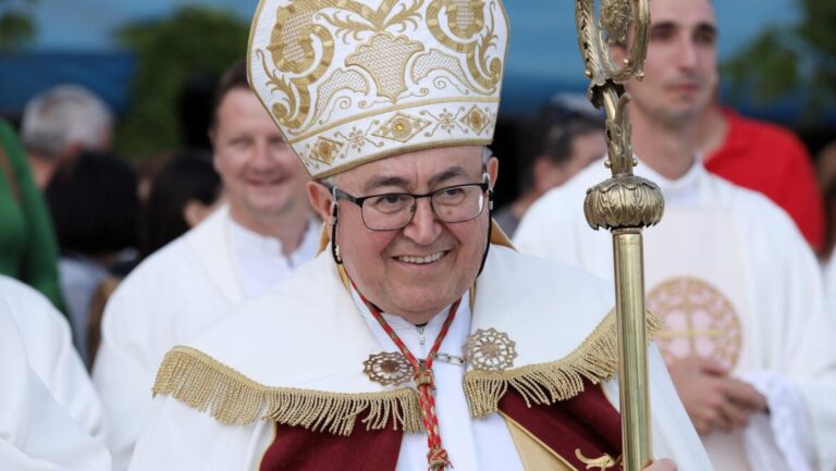 Kardinolas, kuris galėjo sulėtinti konklavos eigą, pakeitė sprendimą