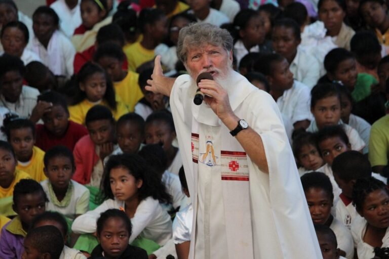 Nobelio taikos premijai nominuotas „į pakraščius einantis“ kunigas