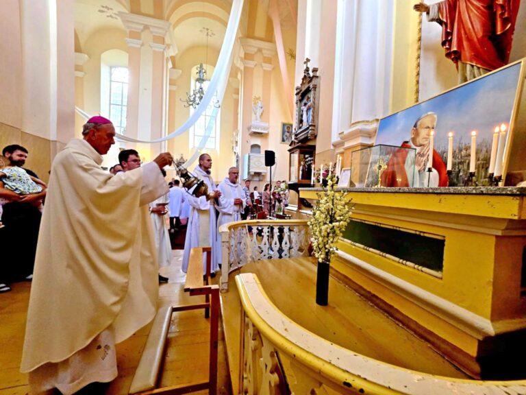 Kurtuvėnuose pašventintas šv. Jono Pauliaus II relikvijariumui specialiai sukurtas šventojo portretas