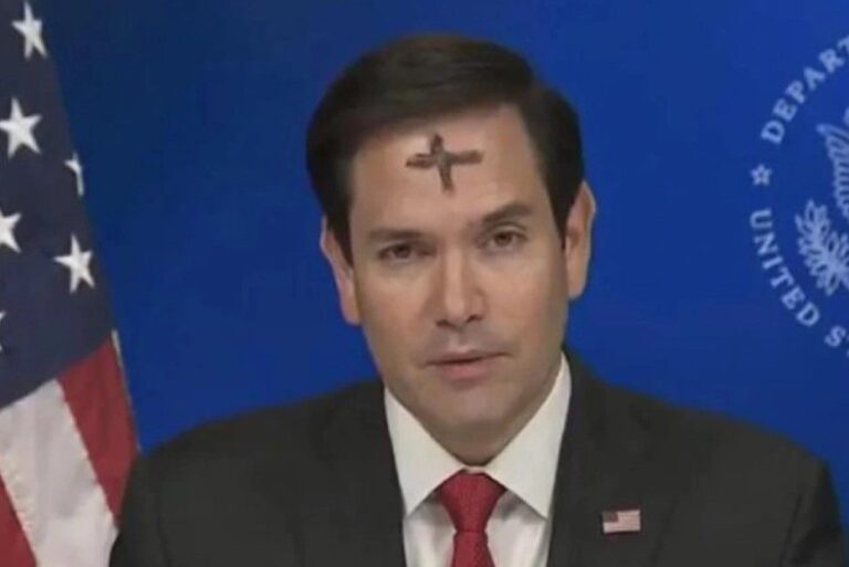 JAV valstybės sekretorius Marco Rubio pasirodė televizijoje su kryžiaus ženklu ant kaktos
