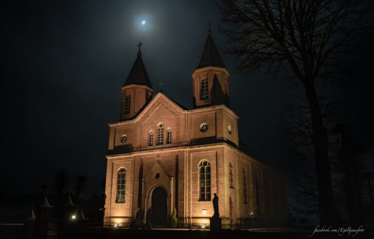 Naktimis fotografuojantis bažnyčias menininkas žavi savo unikaliais darbais
