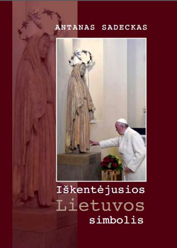 Antano Sadecko nygos „Iš kentėjusios Lietuvos simbolis“ viršelyje įamžinta akimirka, kai popiežius Pranciškus liečia Švč. Mergelės Marijos skulptūrą Vilniaus arkikatedroje, Tremtinių koplyčioje