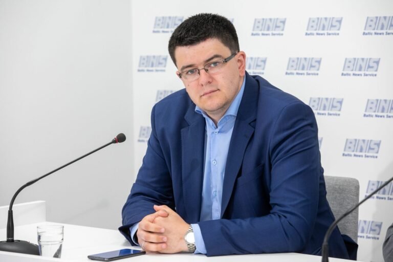 Vytautas Sinica. Įtampa tik augs