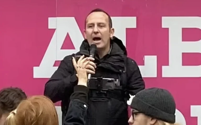 Apeliacinis teismas išteisino JK pastorių, kuris „džentelmenu” pavadino transvestitą