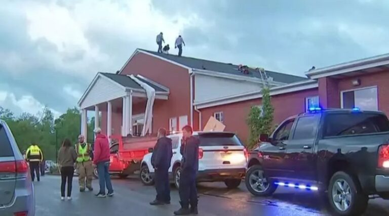 JAV tornadas nusiaubė bažnyčią, niekas nenukentėjo